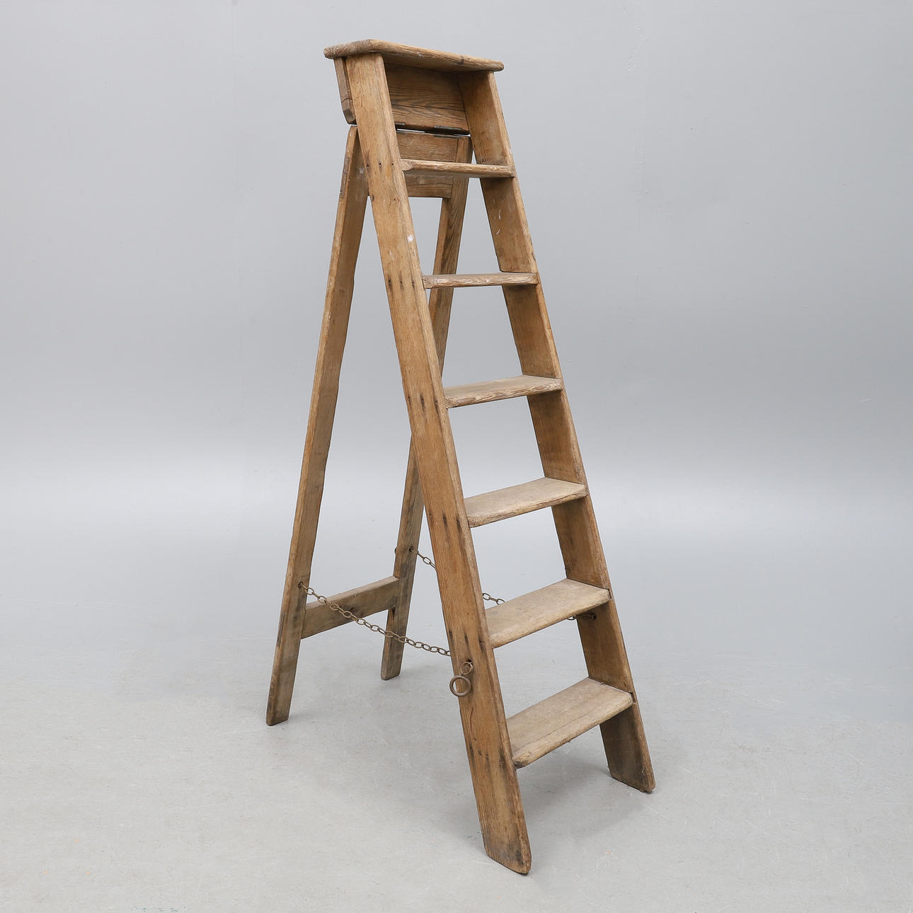 A VINTAGE PINE SEVEN TREAD STEP LADDER.
