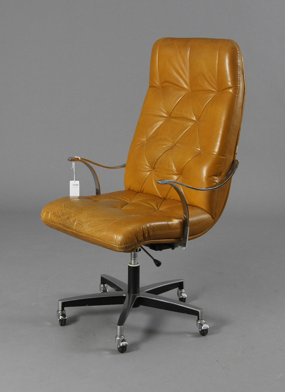 Karmstol, stålrör.