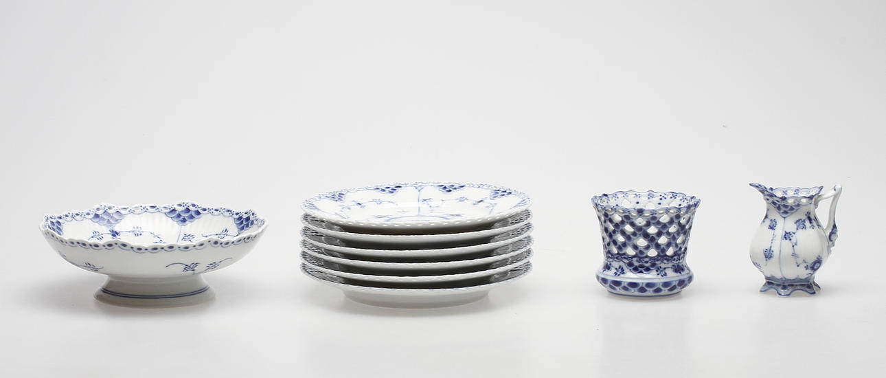 PORSLINSFÖREMÅL, 9 delar, "Musselmalet", Royal Copenhagen, Danmark.