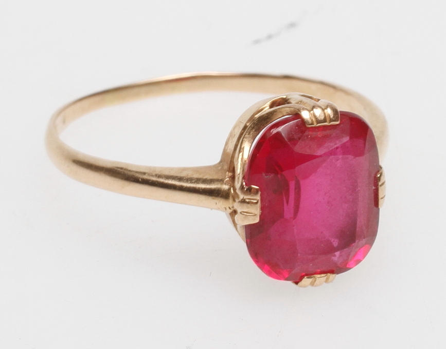 RING MED RÖD STEN, 18k guld, total vikt ca 2,7 gr.