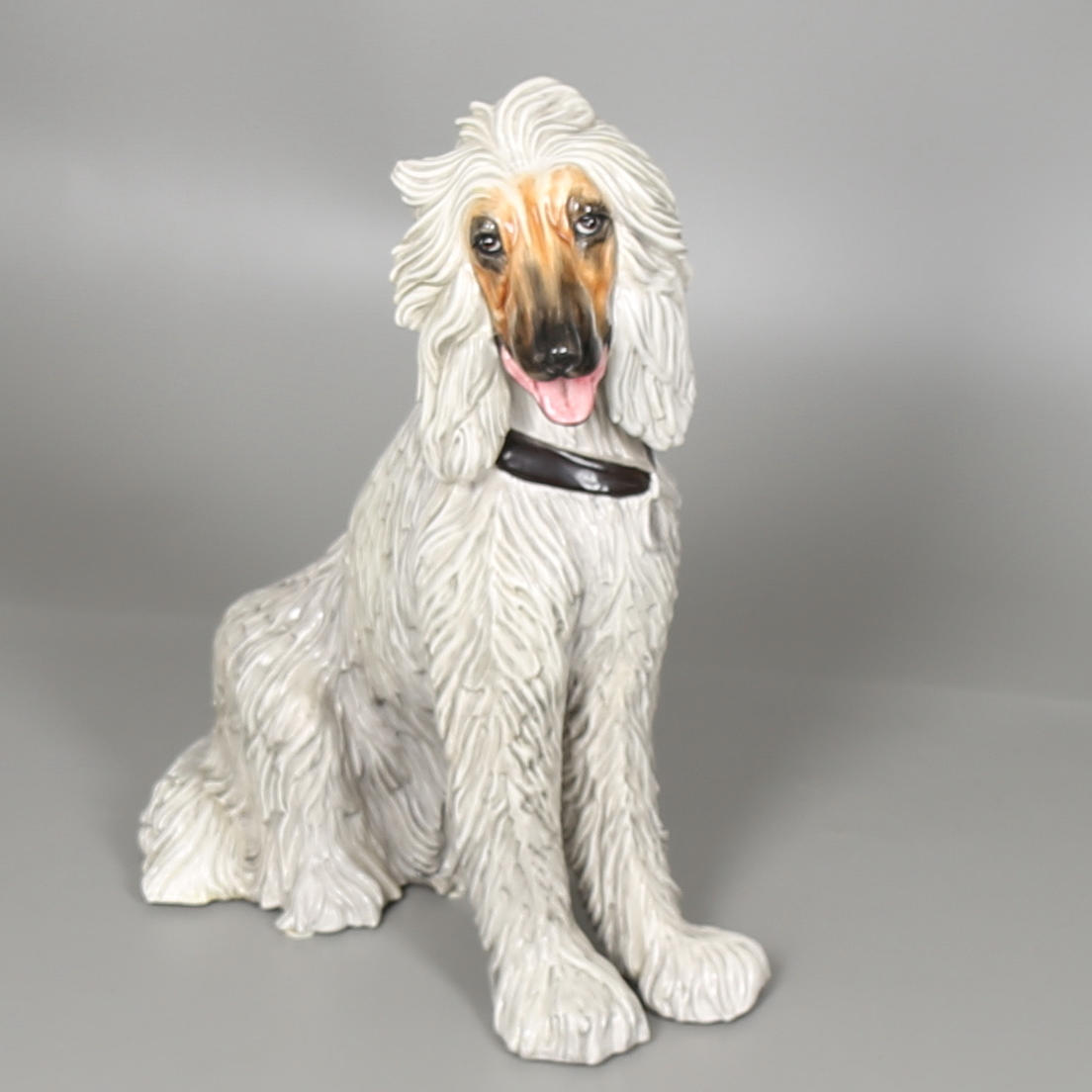 FIGURIN i keramik, sittande Afghanhund, höjd 67 cm. Italien, 1900-talets andra hälft.