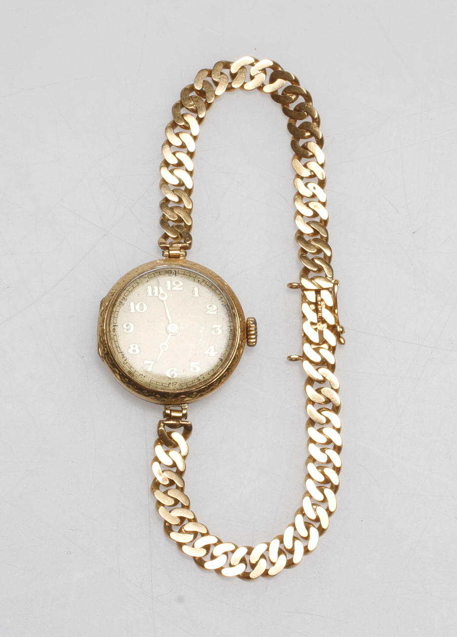 DAMUR MED MANGLAD LÄNK, 18k guld, total vikt ca 17,7 gr.