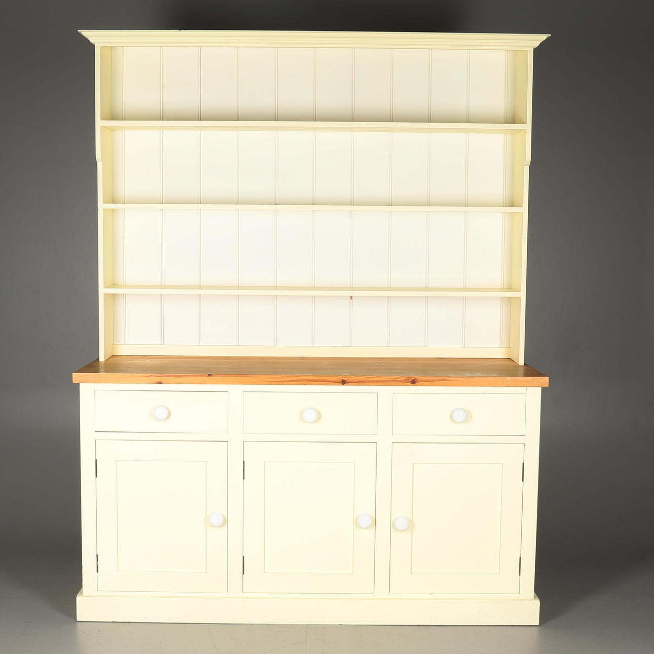 EN MODERN KRÄMMÅLAD KÖKSBYRÅ.