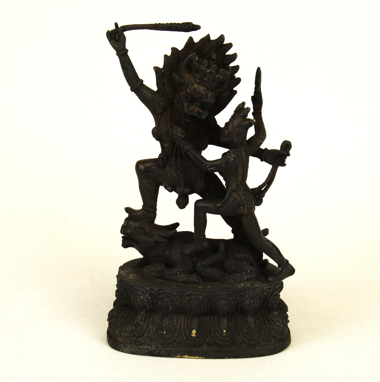 TIBETISCHE SCHUTZGOTTHEIT BRONZEFIGUR.