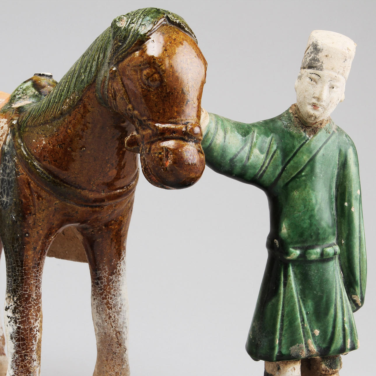 HÄST med LEDSAGARE, lergods, Kina sannolikt Ming.