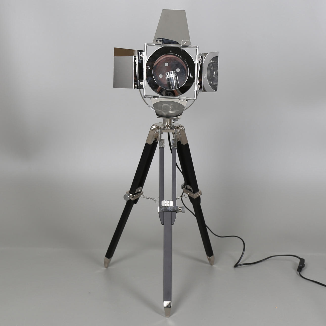 GOLVLAMPA, reflektor på tredelat benstativ, moden tillverkning.
