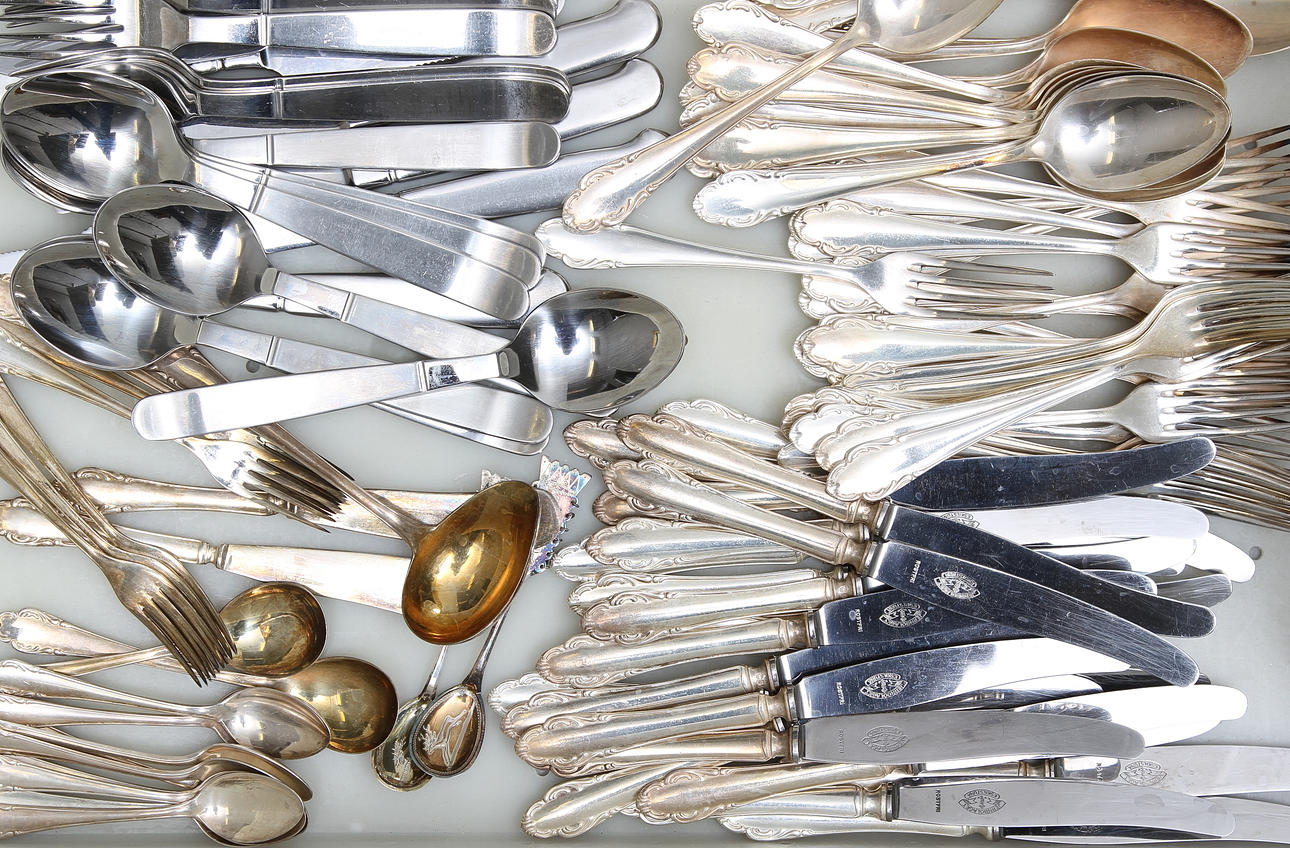 BESTICK, "Reijka" Gense och "Haga" samt SKEDAR, 2 st, silver.