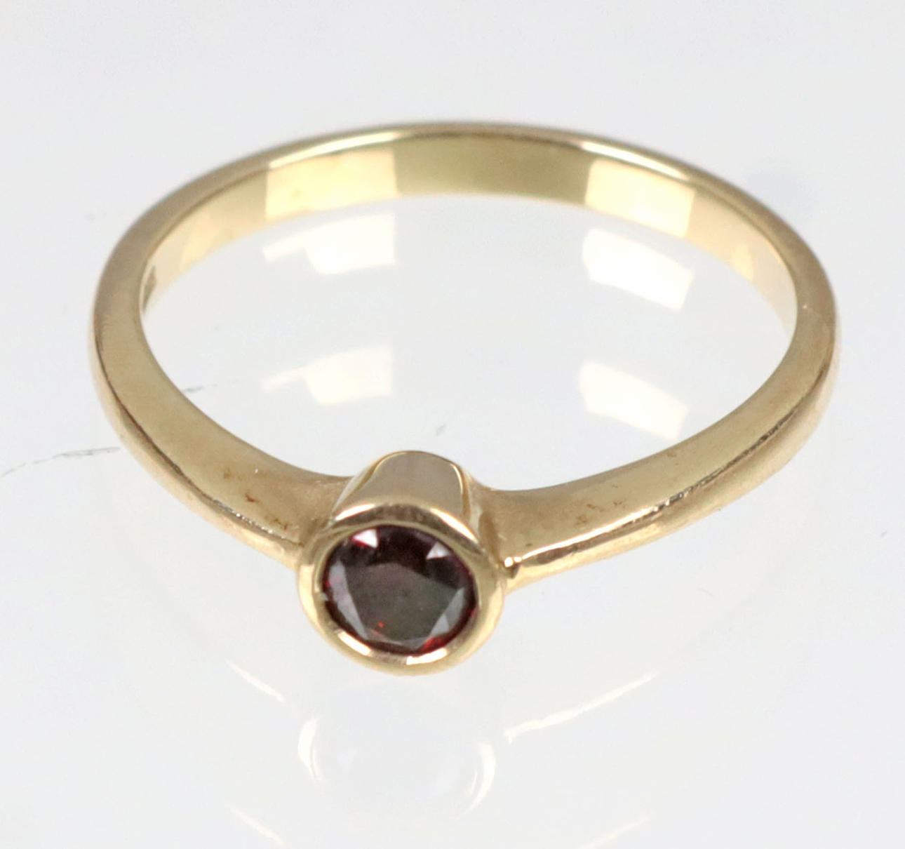 RING MED RÖD DIAMANT, 375 GULD.