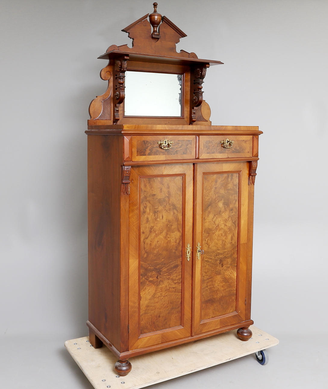 SPEGELSKÄNK, 18/1900-tal.