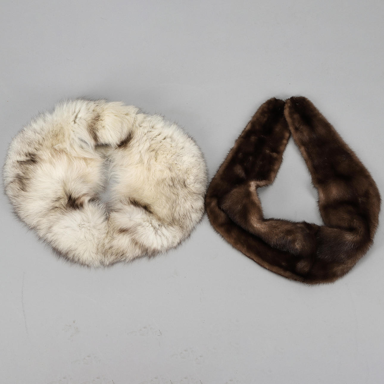 STOL, 2 stk, sneræv og grå mink.