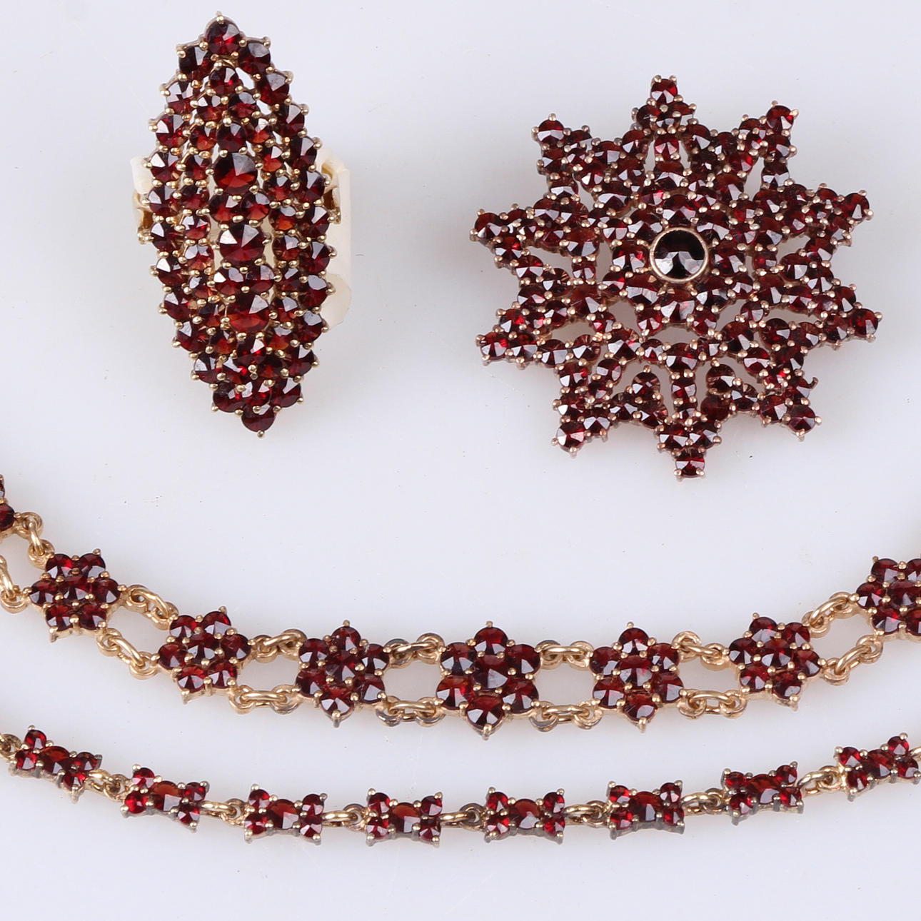 SMYCKESSET, med granater 4 delar, förgyllt silver, Heribert Engelbert AB, Stockholm.