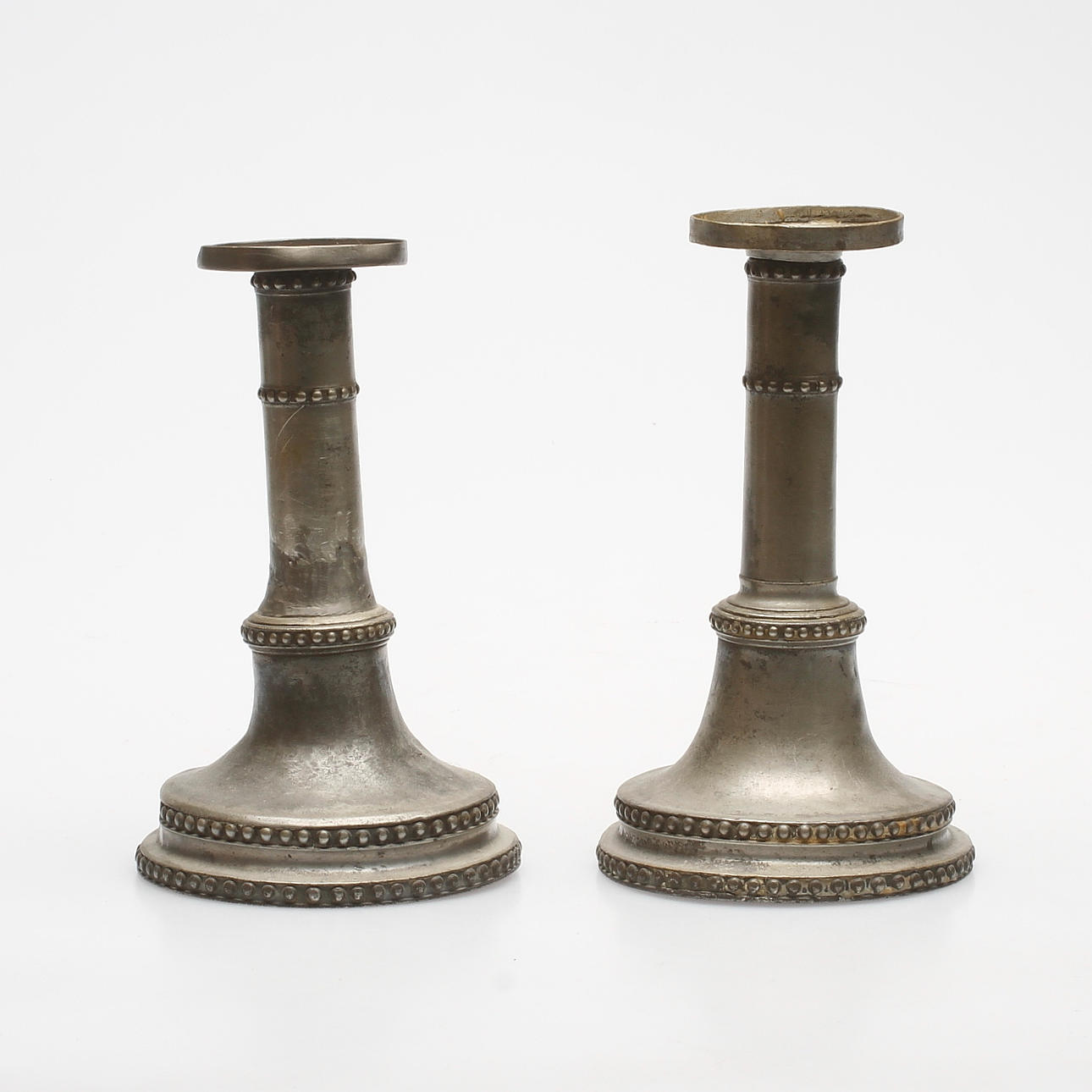 LJUSSTAKAR, ett par, tenn, sengustavianska, omkring 1800.