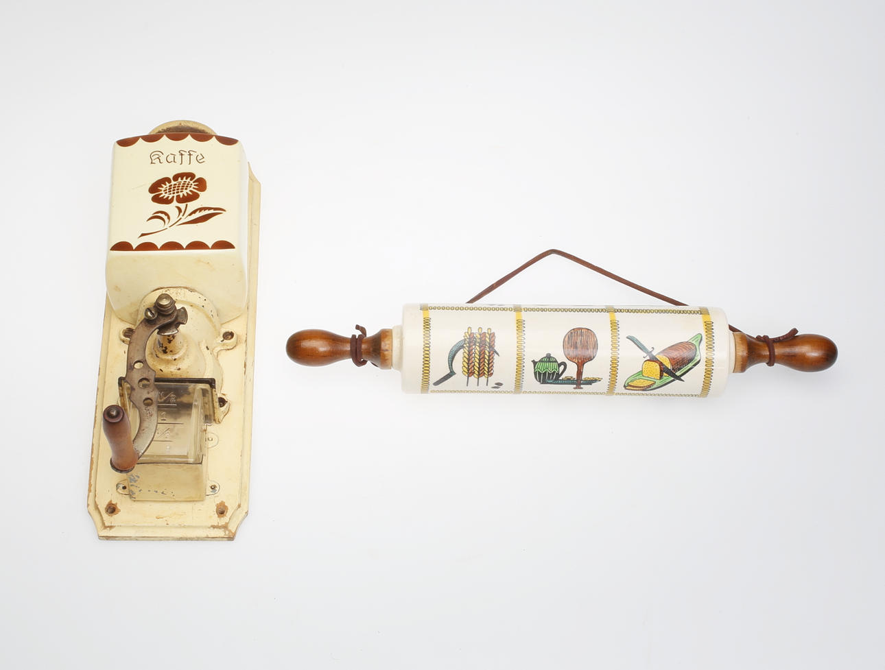 KAFFEKVARN samt BRÖDKAVEL, keramik, 1900-tal.