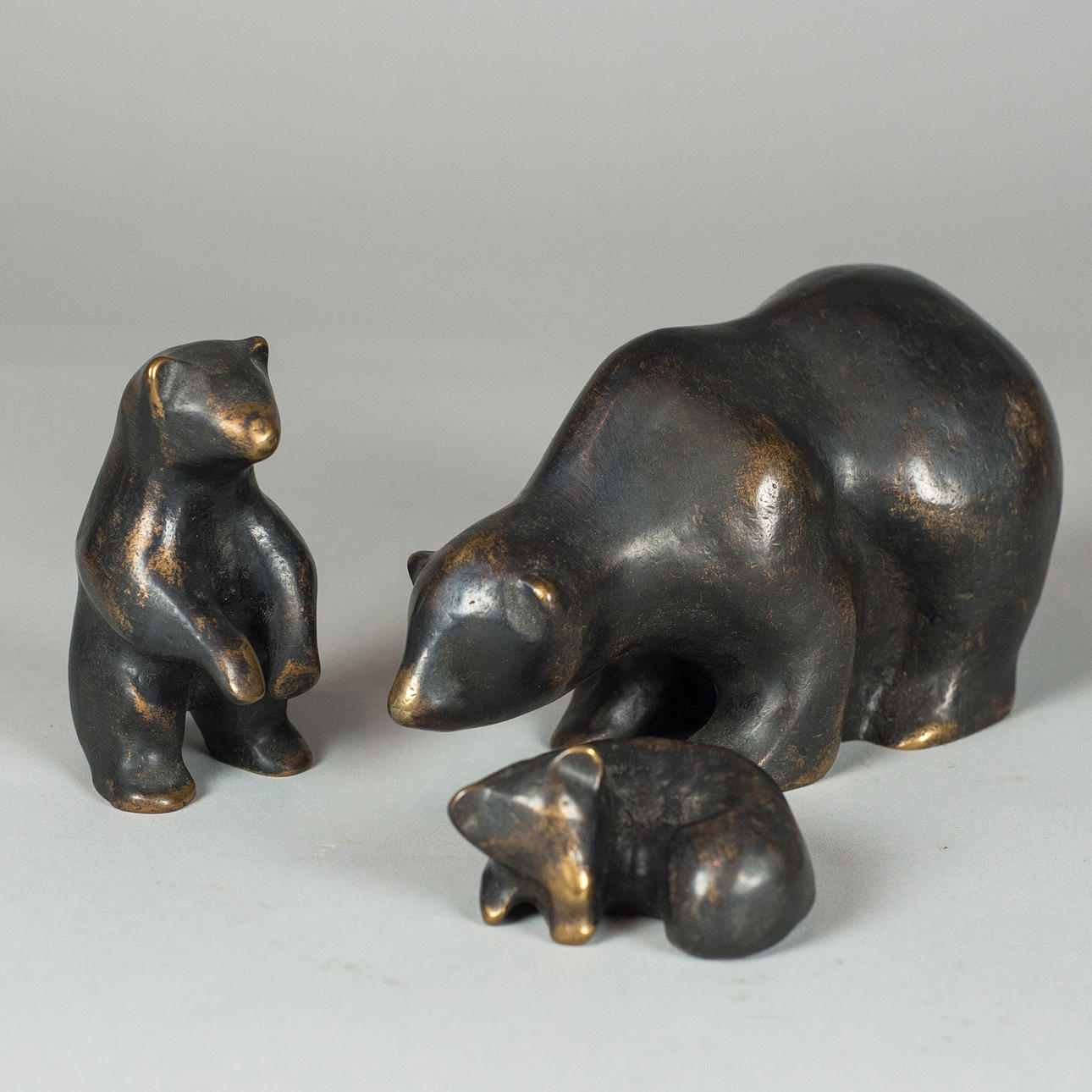 MECHTHILD BORN. Bärenmutter mit Kindern.