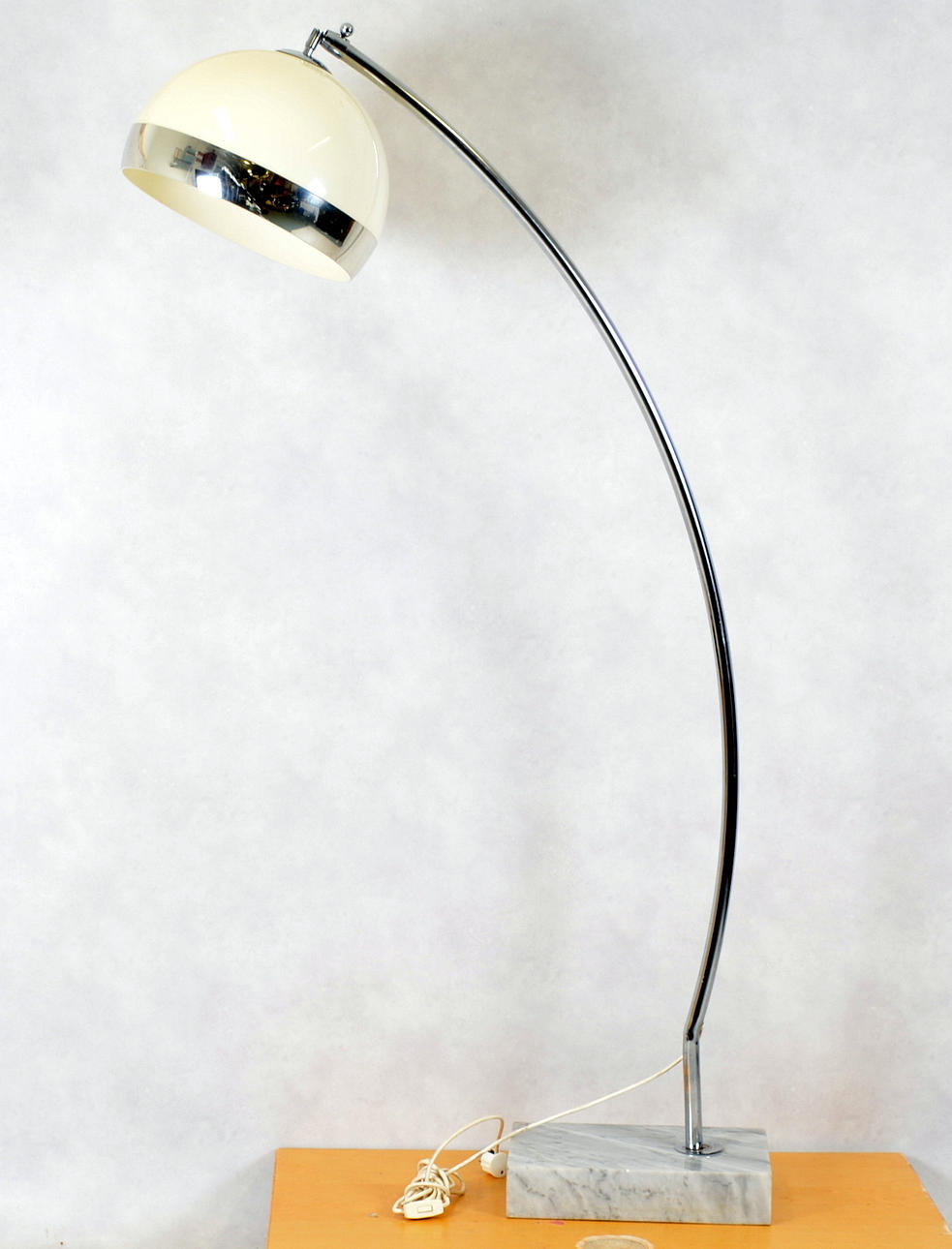 GOLVLAMPA med marmorfot, Italien 1980-tal.