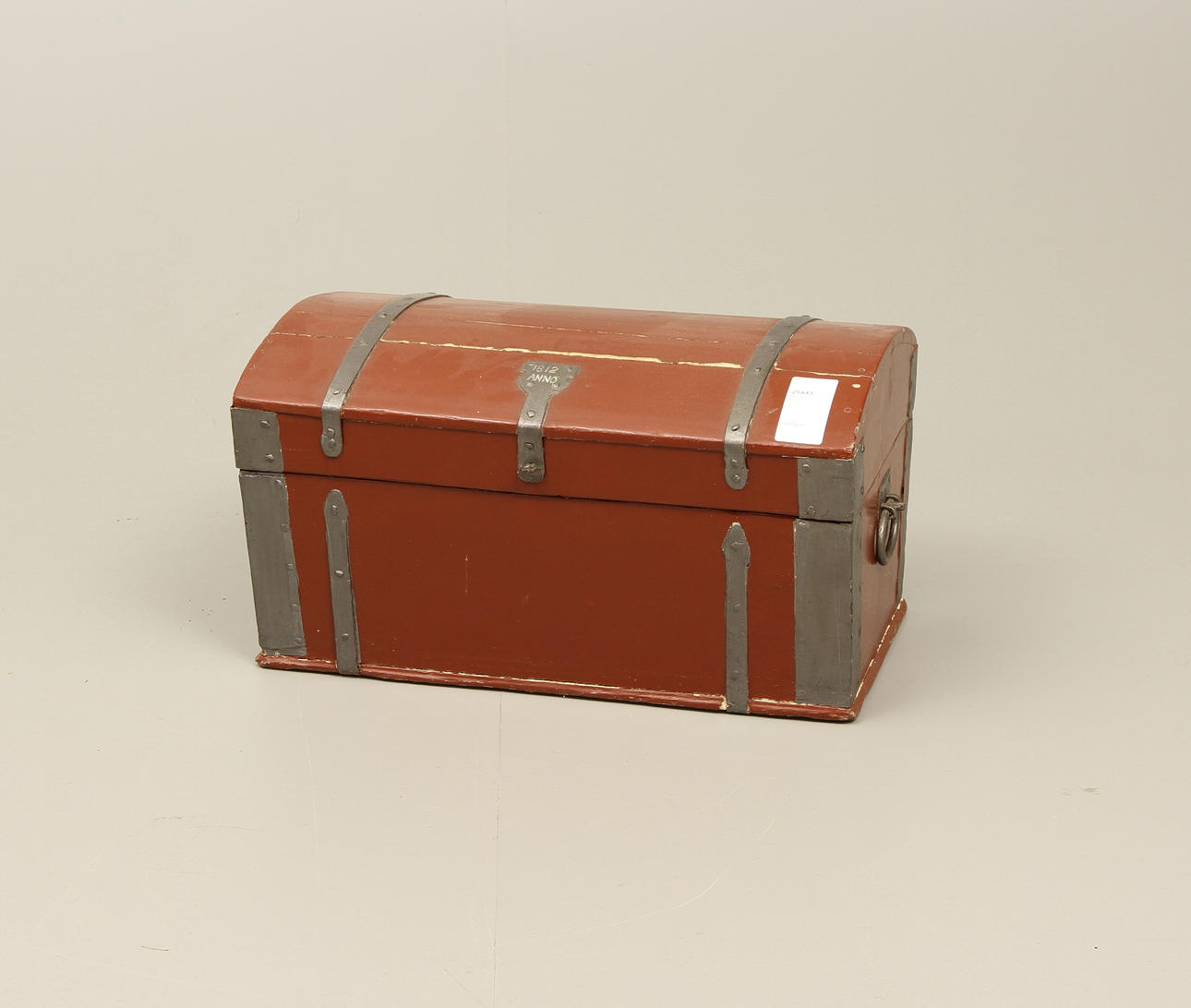 KISTA med välvt lock. Daterad 1812.