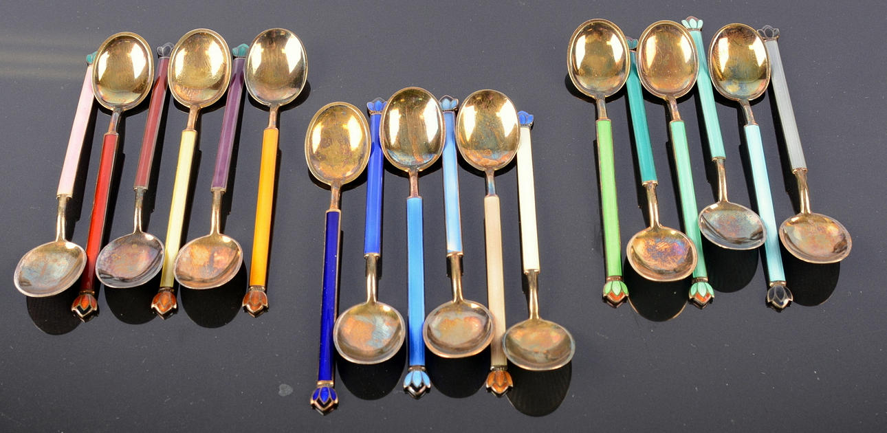 MOCKASKEDAR,18 stycken, emaljerat förgyllt sterlingsilver.