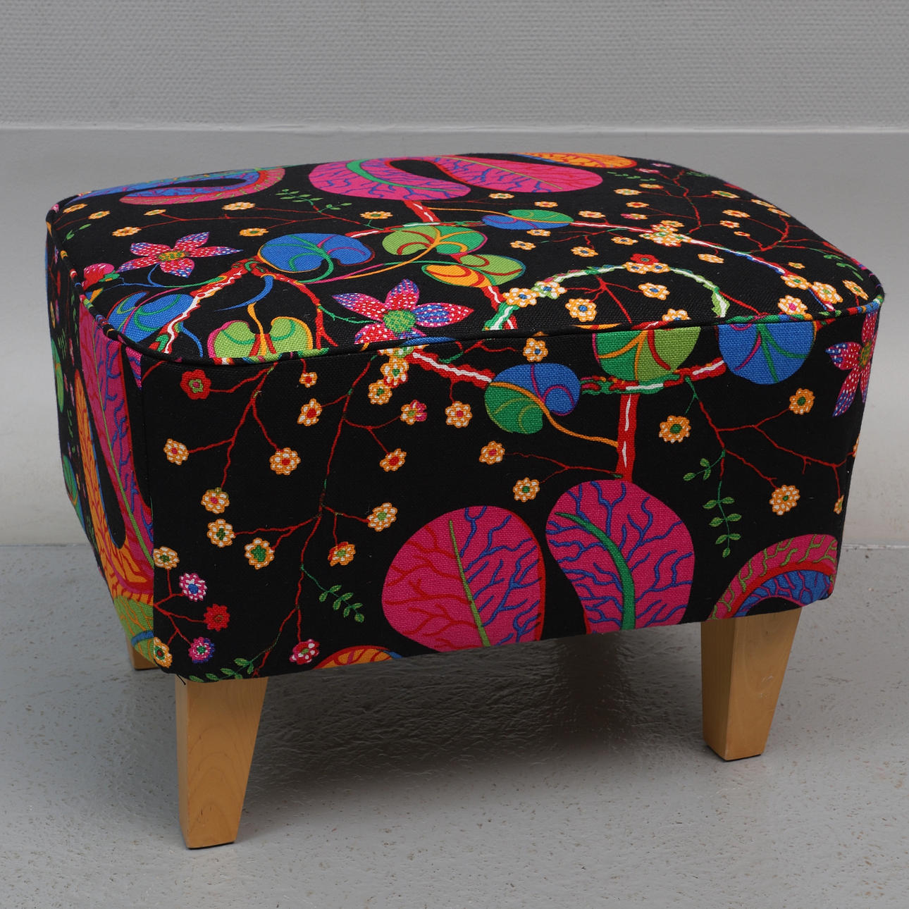 Taburete, tapizado con "Tehran" de Josef Frank, madera.