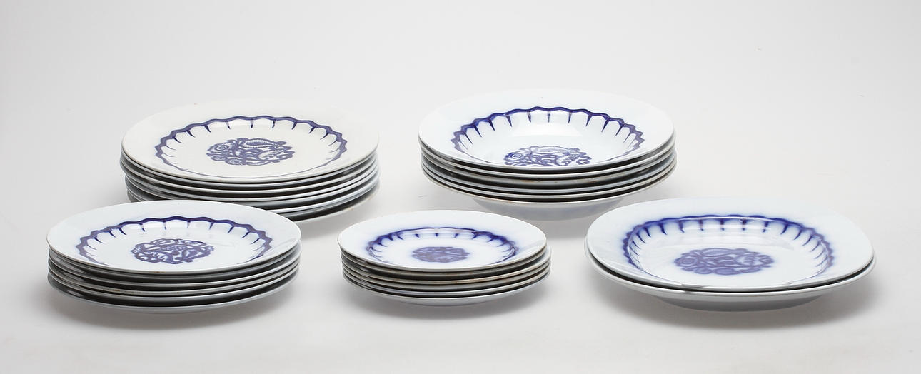 SERVISDELAR, 28 delar, opakgods, "Liljeblå", Wilhelm Kåge, Gustavsberg, 1900-talets första hälft.