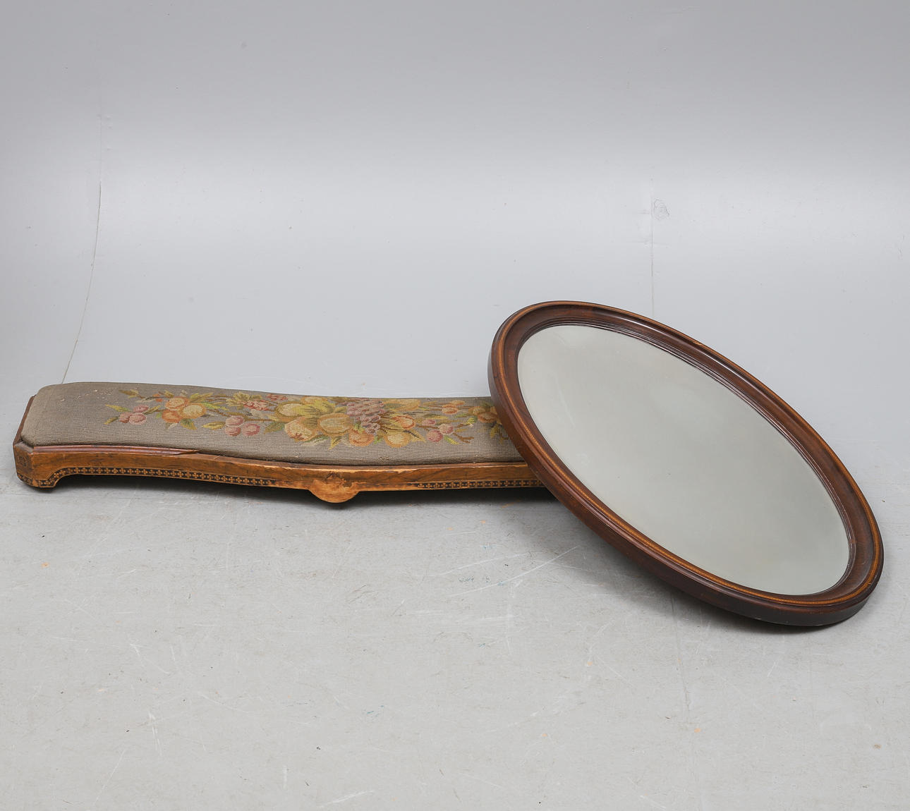 AN EDWARDIAN MAHOGANY OVAL MIRROR.