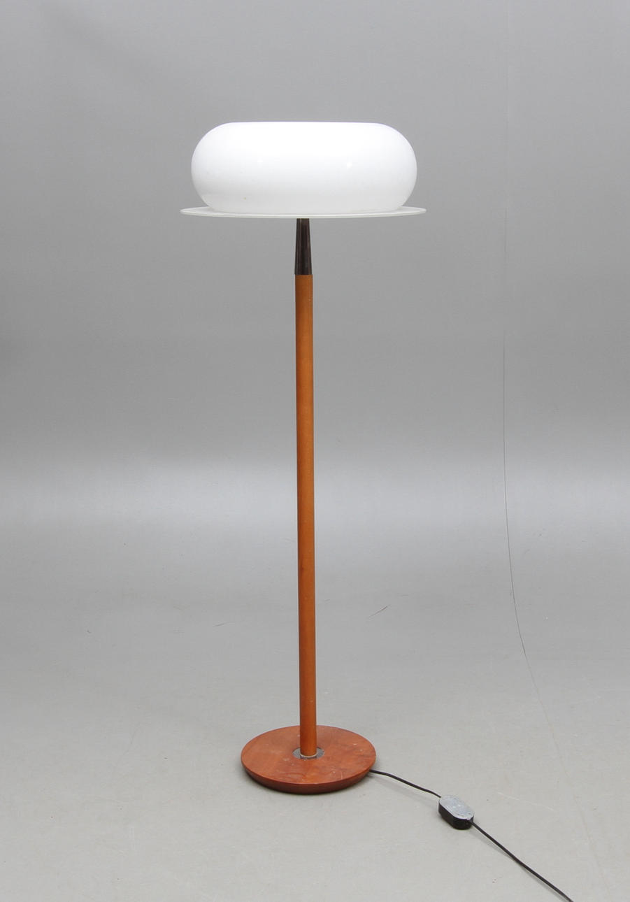 GOLVLAMPA, trästomme med plastkupa, 1900-talets sista kvartal.