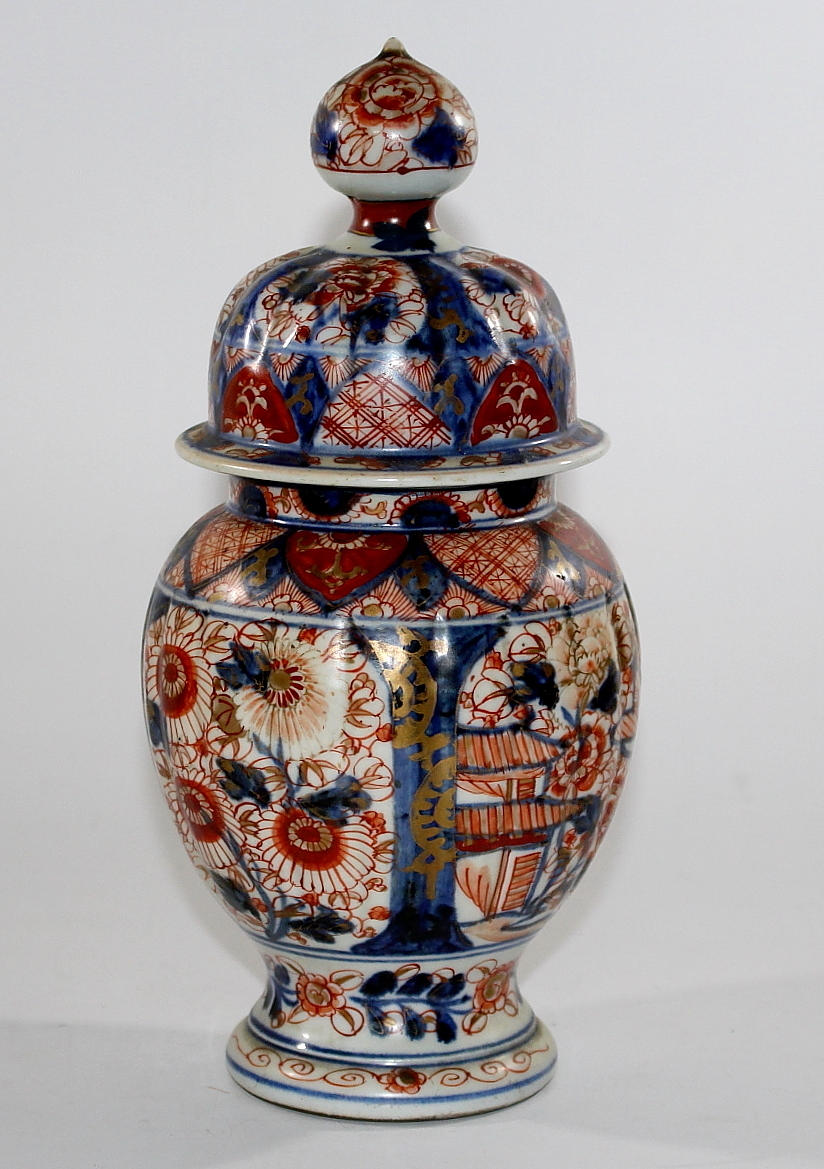 URNA MED LOCK, porslin, Imari, Japan.