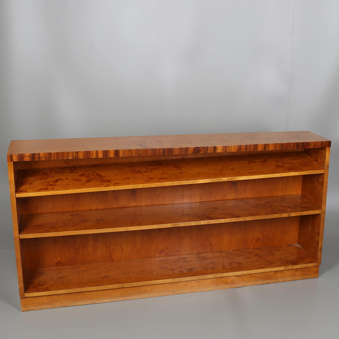 BOKHYLLA i trä, 2 hyllplan, 1940-tal.