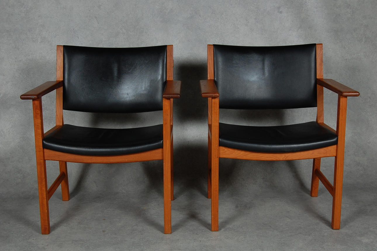 HANS J WEGNER. Stolar, 1 par, teak,skinn.