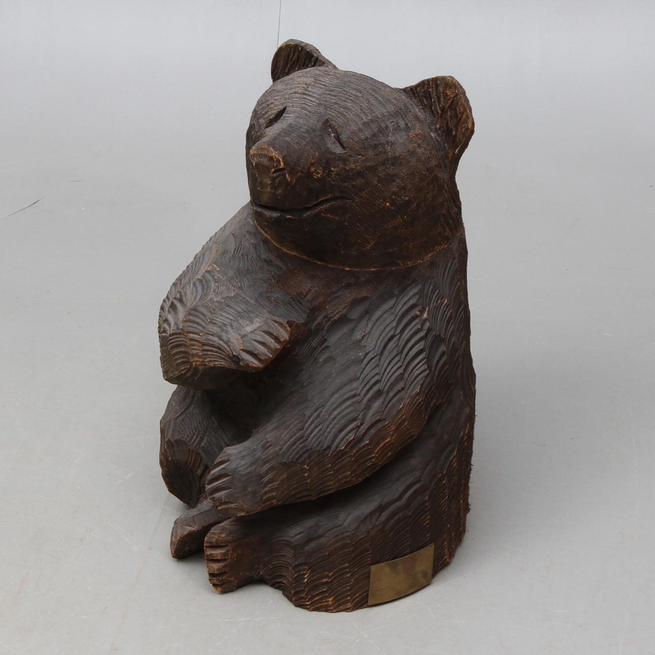 SKULPTUR MED GÖMMA, skuret trä, sittande björn, slöjdad av Urpo Granath.