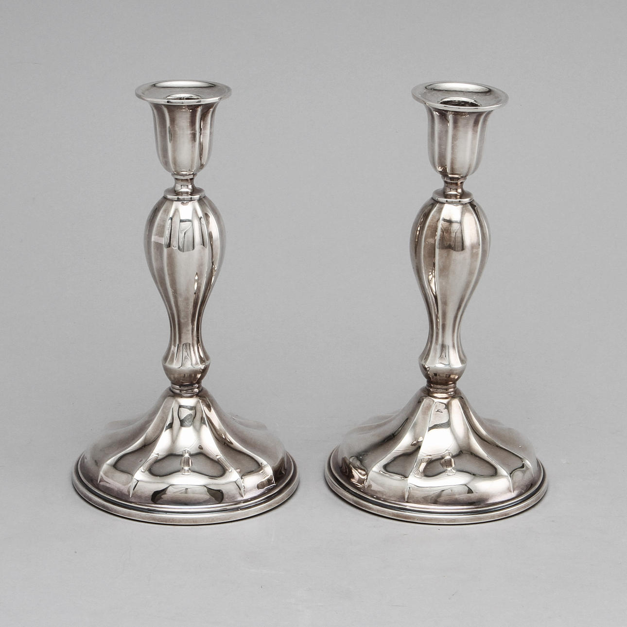 LJUSSTAKAR, ett par, silver.