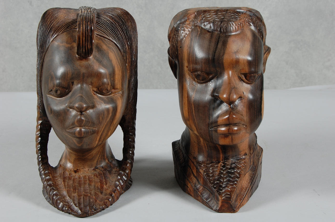 TRÄSKULPTURER, man och kvinna.