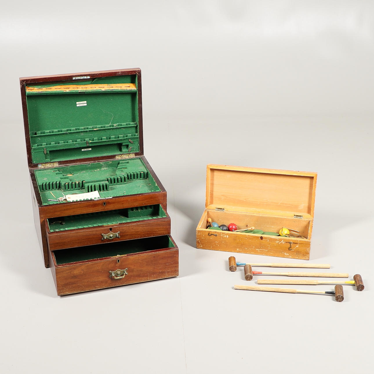 A MAHOGANY CANTEEN CHEST.