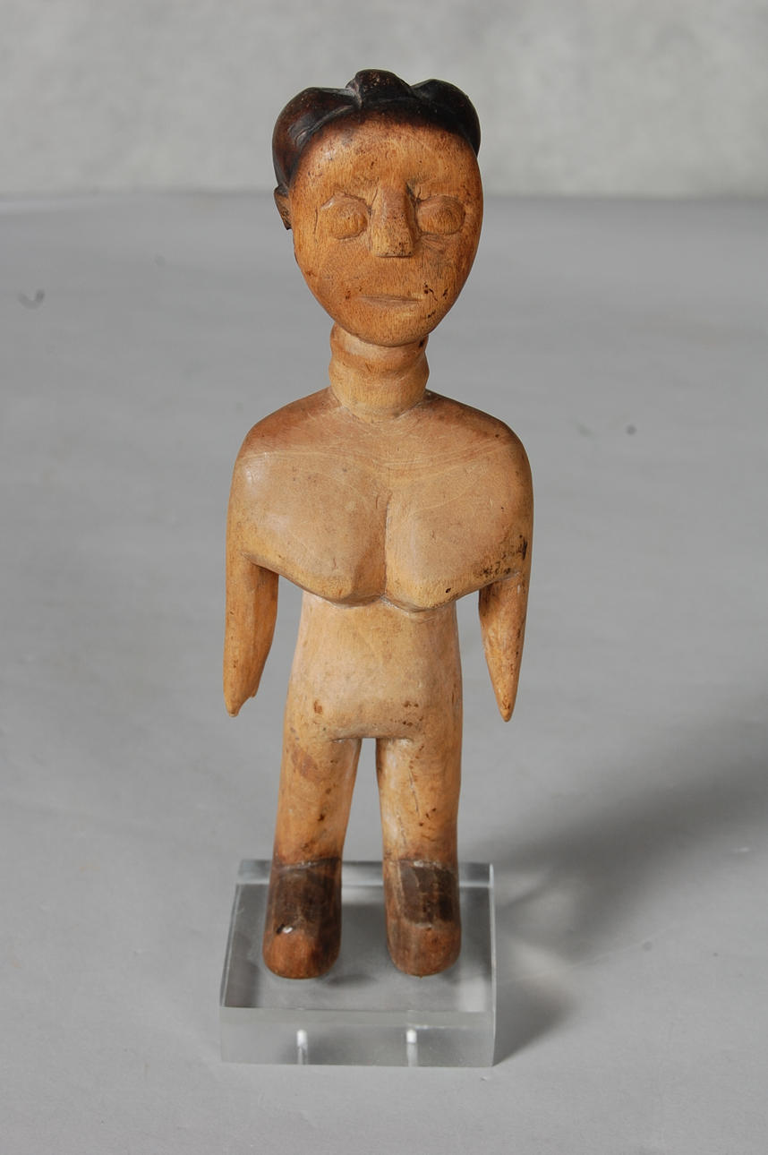 TRÄSKULPTUR, på sockel.