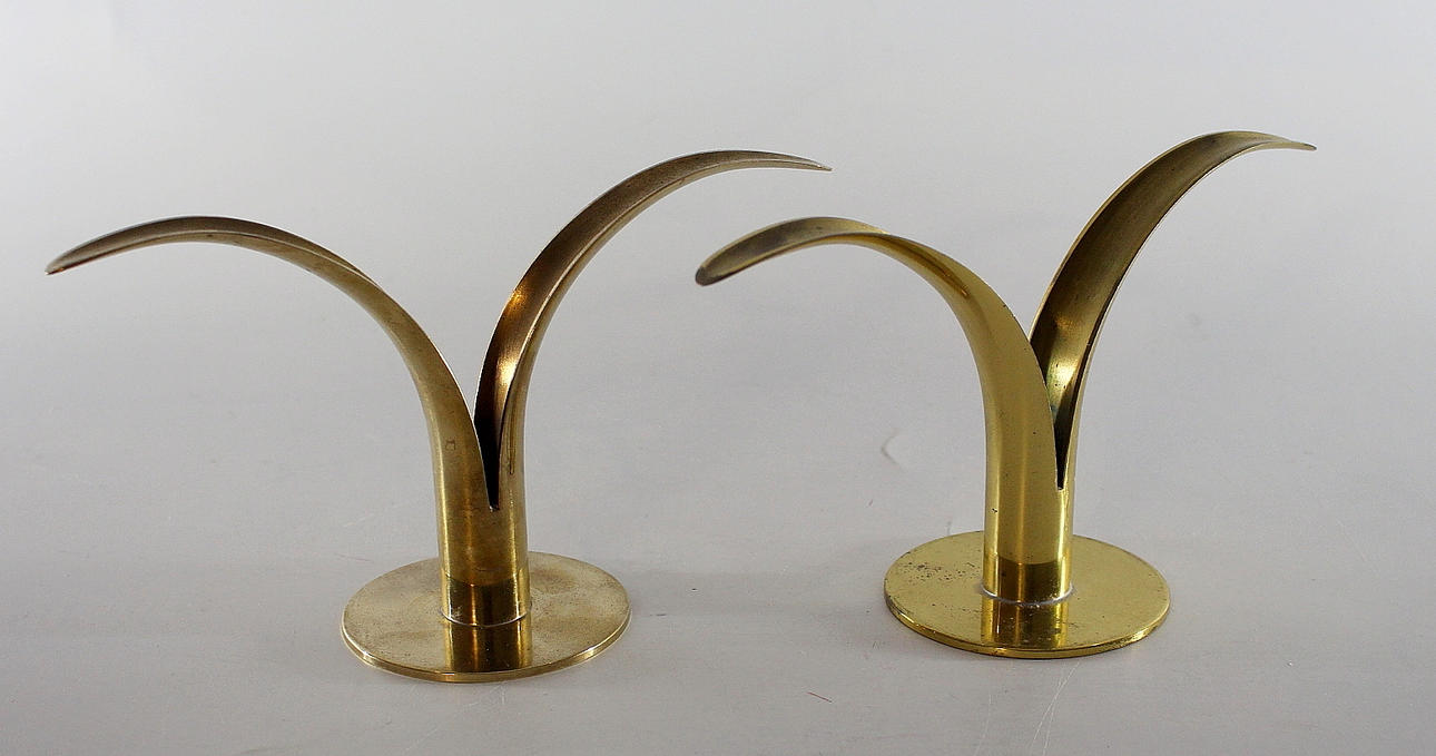 LJUSSTAKAR/VASER, ett par, mässing, "Liljan", Ivar Åhlenius Björk, Ystad Metall.