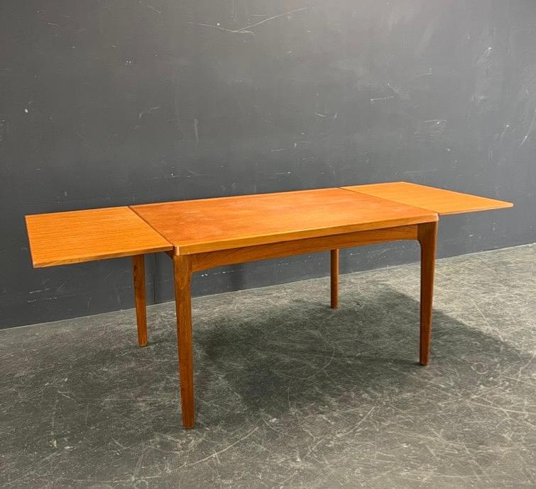 HENNING KJAERNULF. MESA DE COMEDOR EXTENSIBLE.