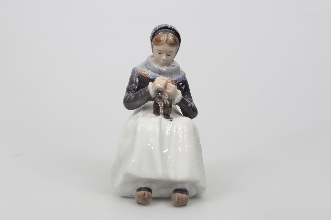 FIGURIN, porslin, Amagerflicka, Kunglig Dansk nummer 1317.