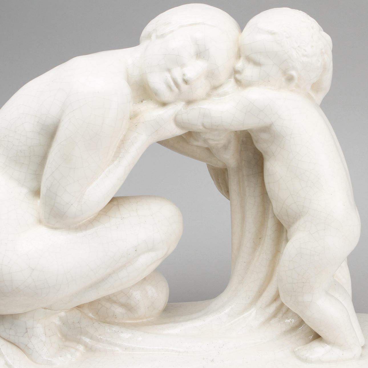 PIERRE TRAVERSE. Skulptur mor och barn, glaserad fajans.