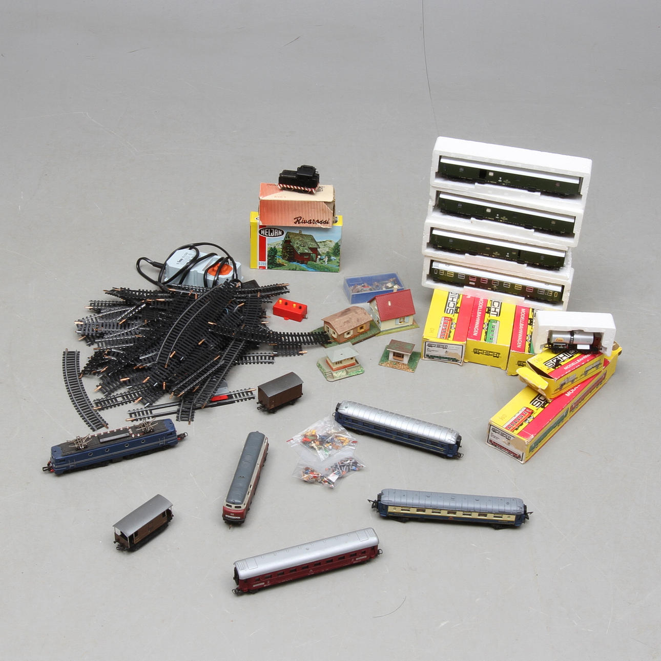 MODELLTÅG LIMA, JOUEF, RIVAROSSI med flera. 3 lok, 10 vagnar, räls, växlar, trafo med mera.