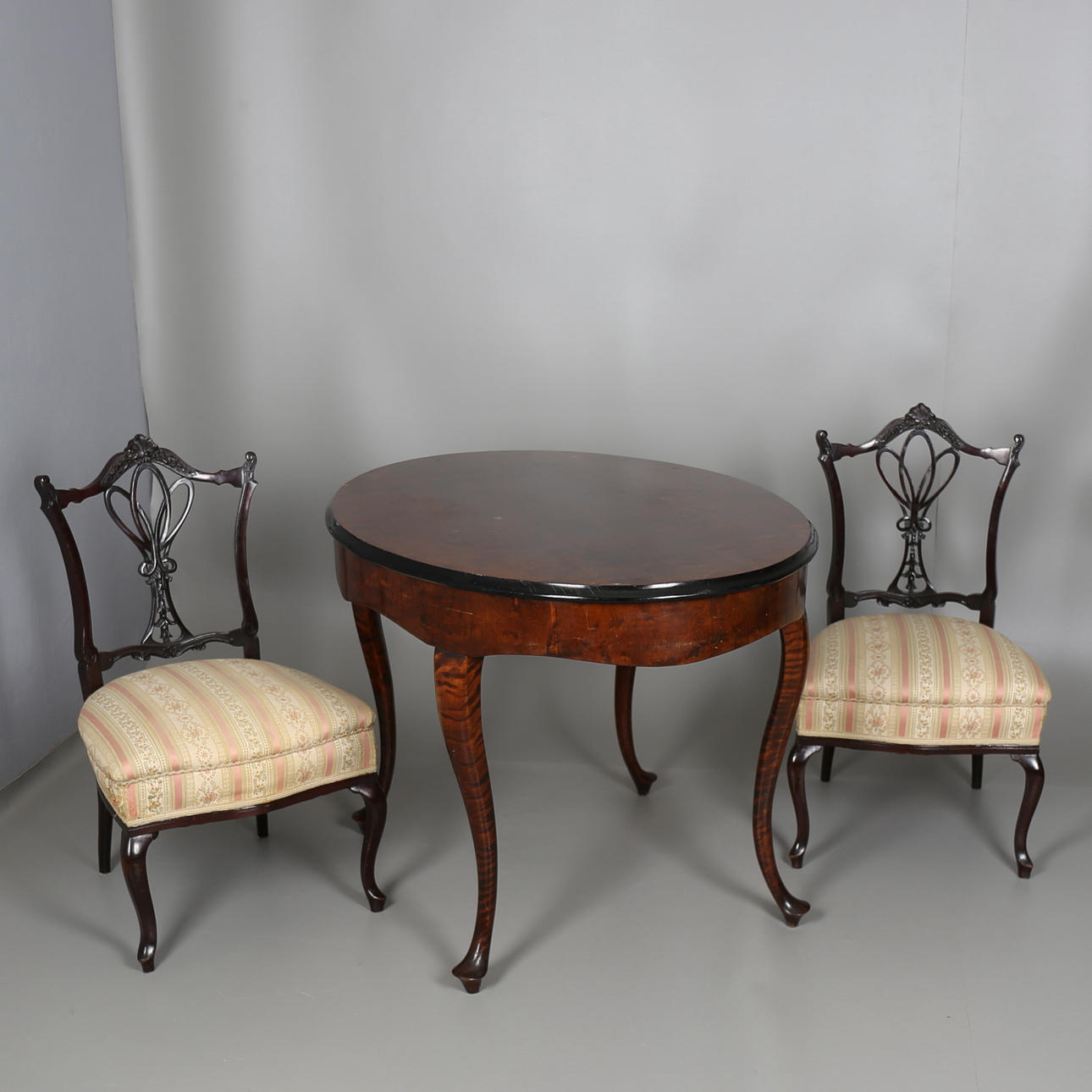 SALONGSBORD och SALONGSSTOLAR, 3 delar, rokokostil samt engelskstil, 1900-tal.
