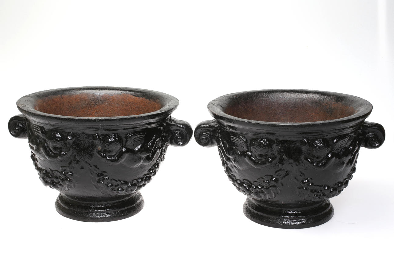 GJUTJÄRNSURNOR, 1 par, "Amor" Näfveqvarn, 18/1900-tal.