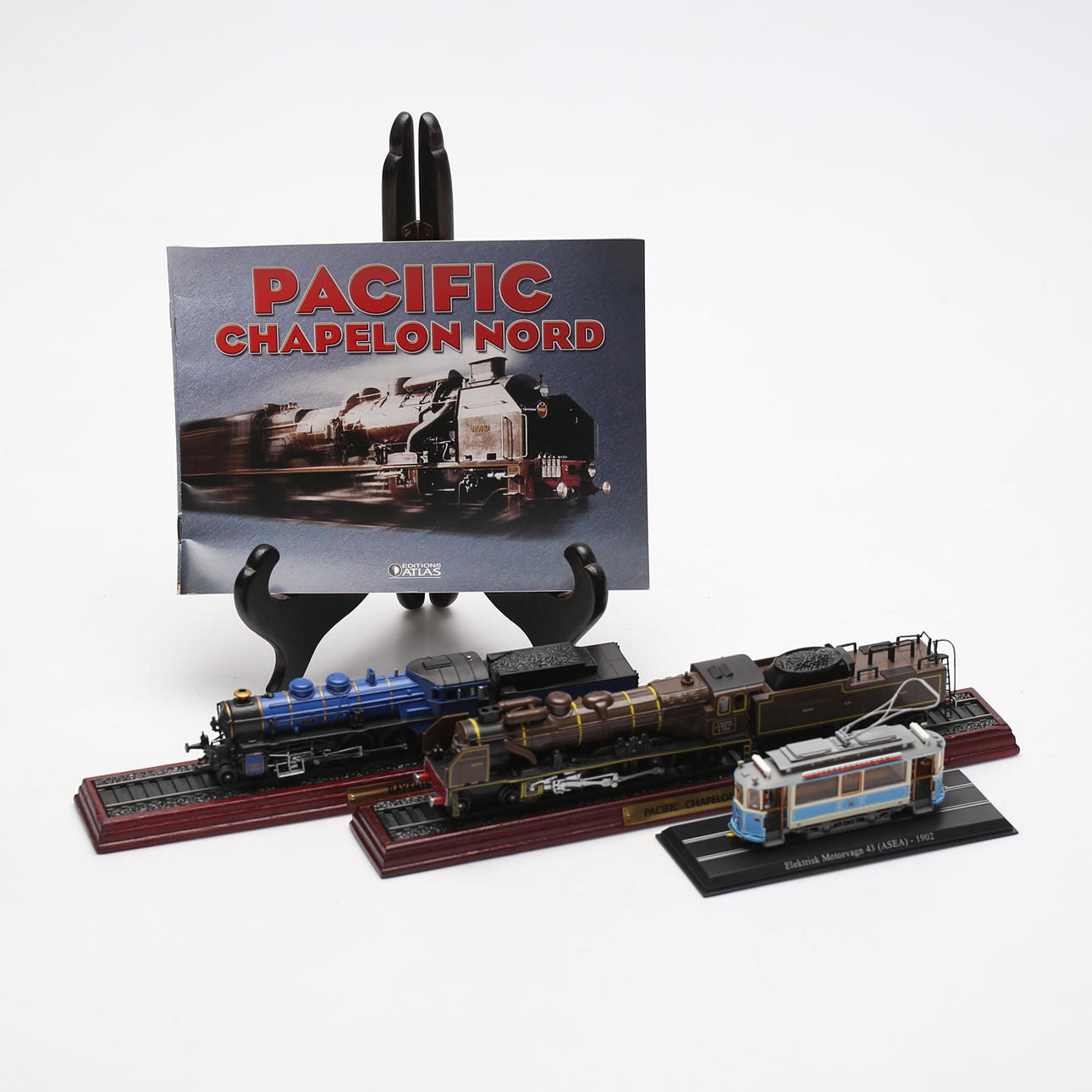 MODEL TRAIN, 2 pcs and MOELL TRAM WAGON, Editions Atlas.