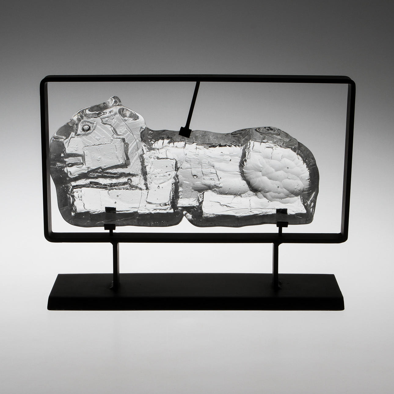 ERIK HÖGLUND. Skulptur i form av liggande kattdjur, glas monterad i järnställning. Boda.