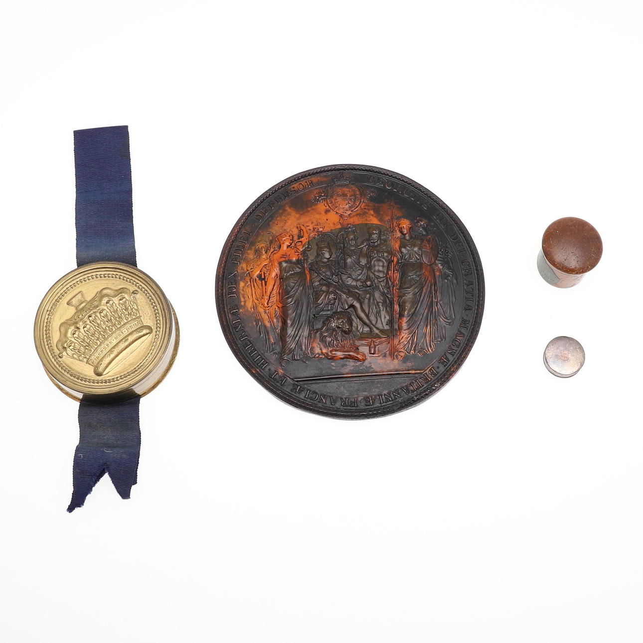 A SMALL SILVER COUNTER OR PATCH BOX AND OTHER ITEMS.