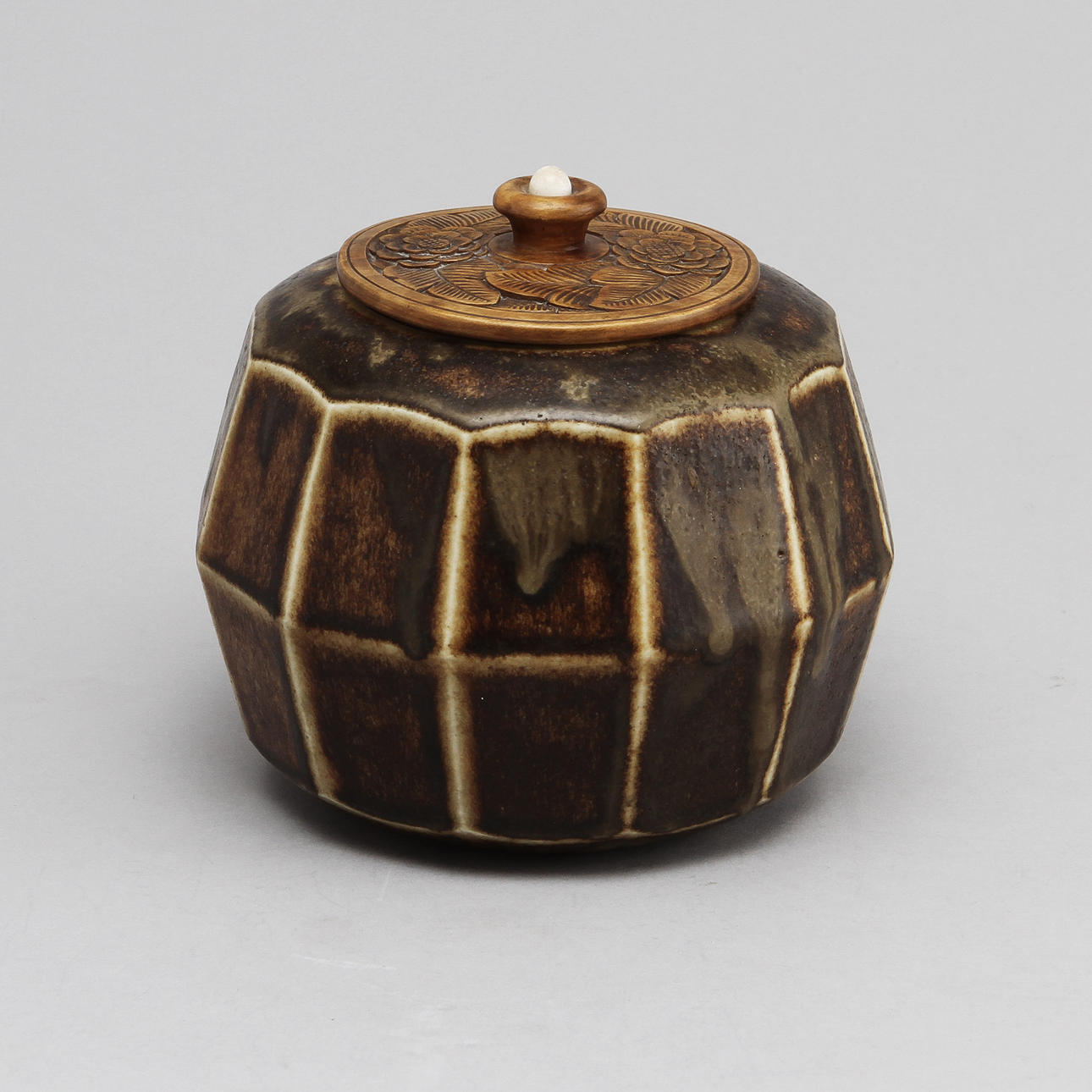 PATRICK NORDSTRÖM. Urna med lock, stengods samt lock i trä. Islev 1924, signerad.