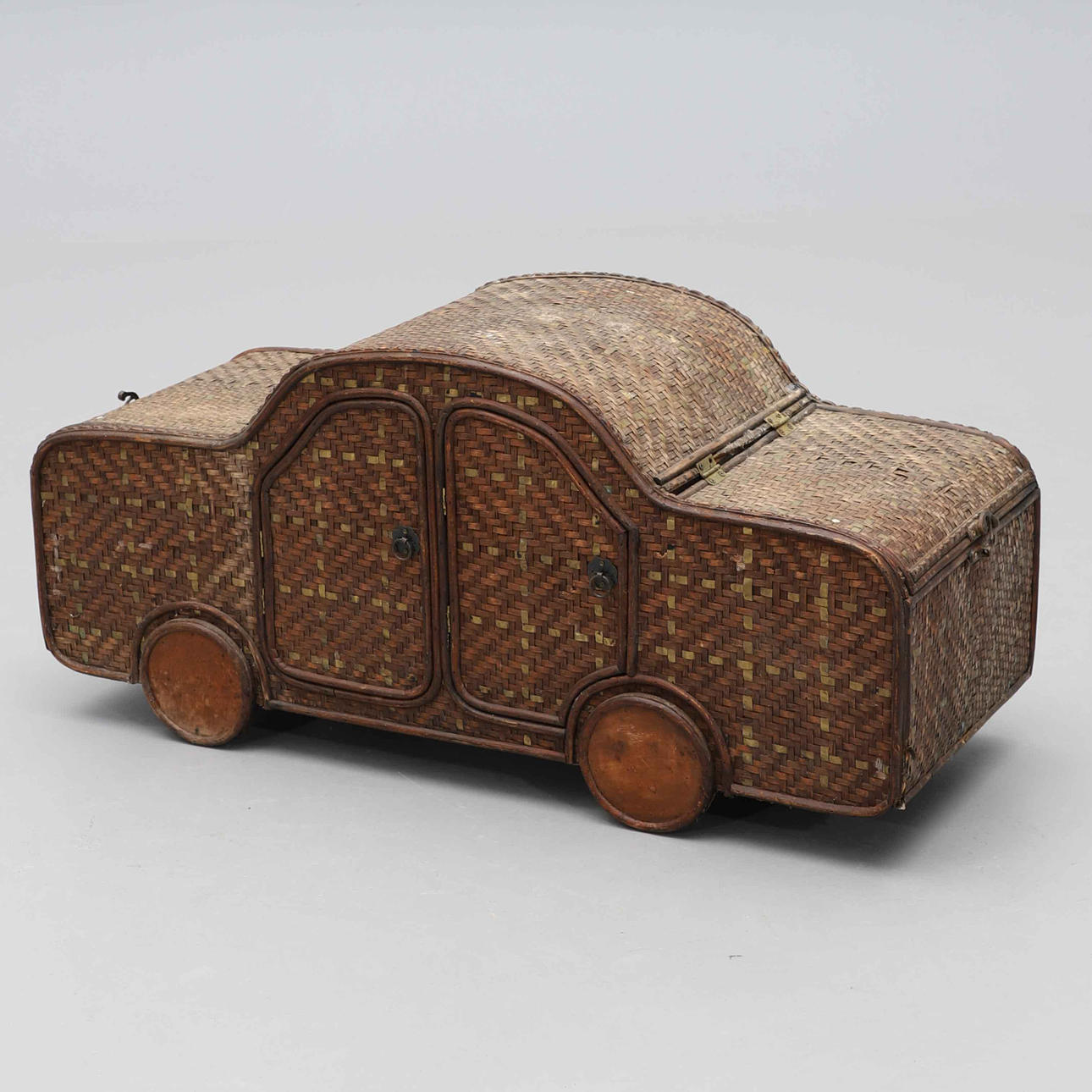 KORGFÖRVARING, i from av bil, flätad, mässing, 1900-talets andra hälft.