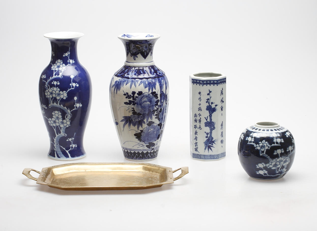 VASER, 4 st, porslin samt BRICKA, gulmetall, bland annat Kina.