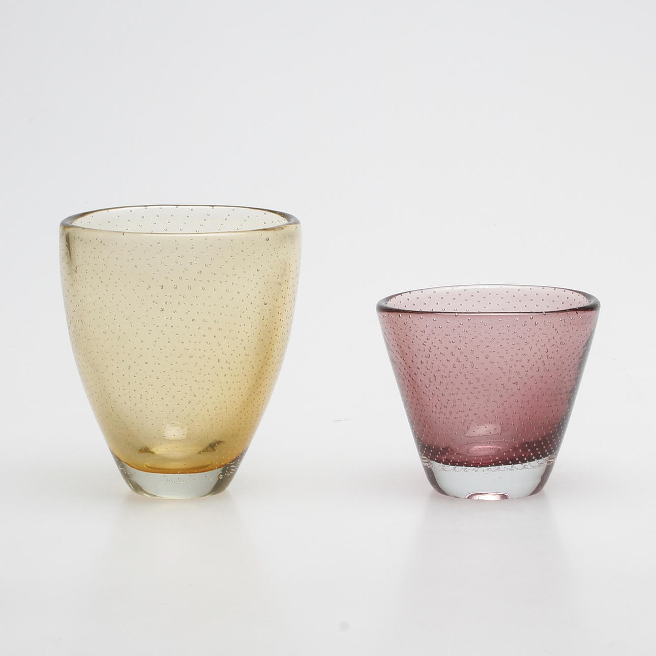 VASER, 2 st, Gunnel Nyman, Nuutajärvi, Notsjö, signerade, en är daterad 53.