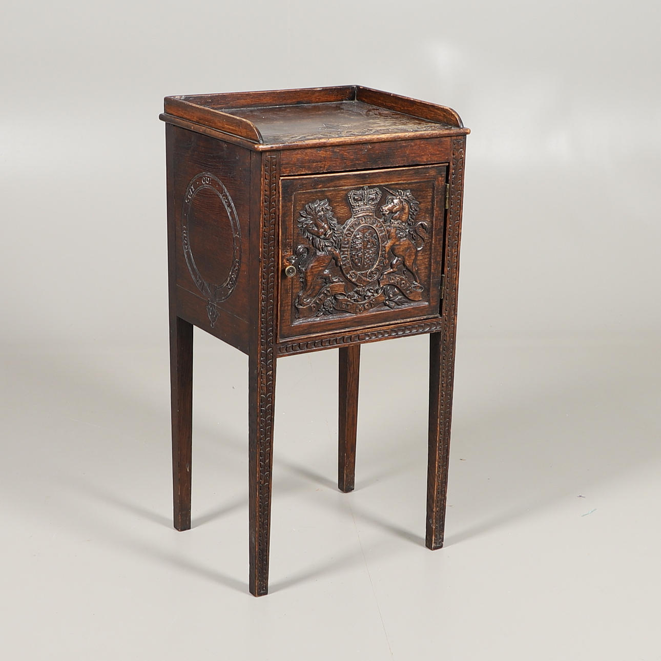 EN SEN VIKTORIANSK EK KRUKA SKÅP.