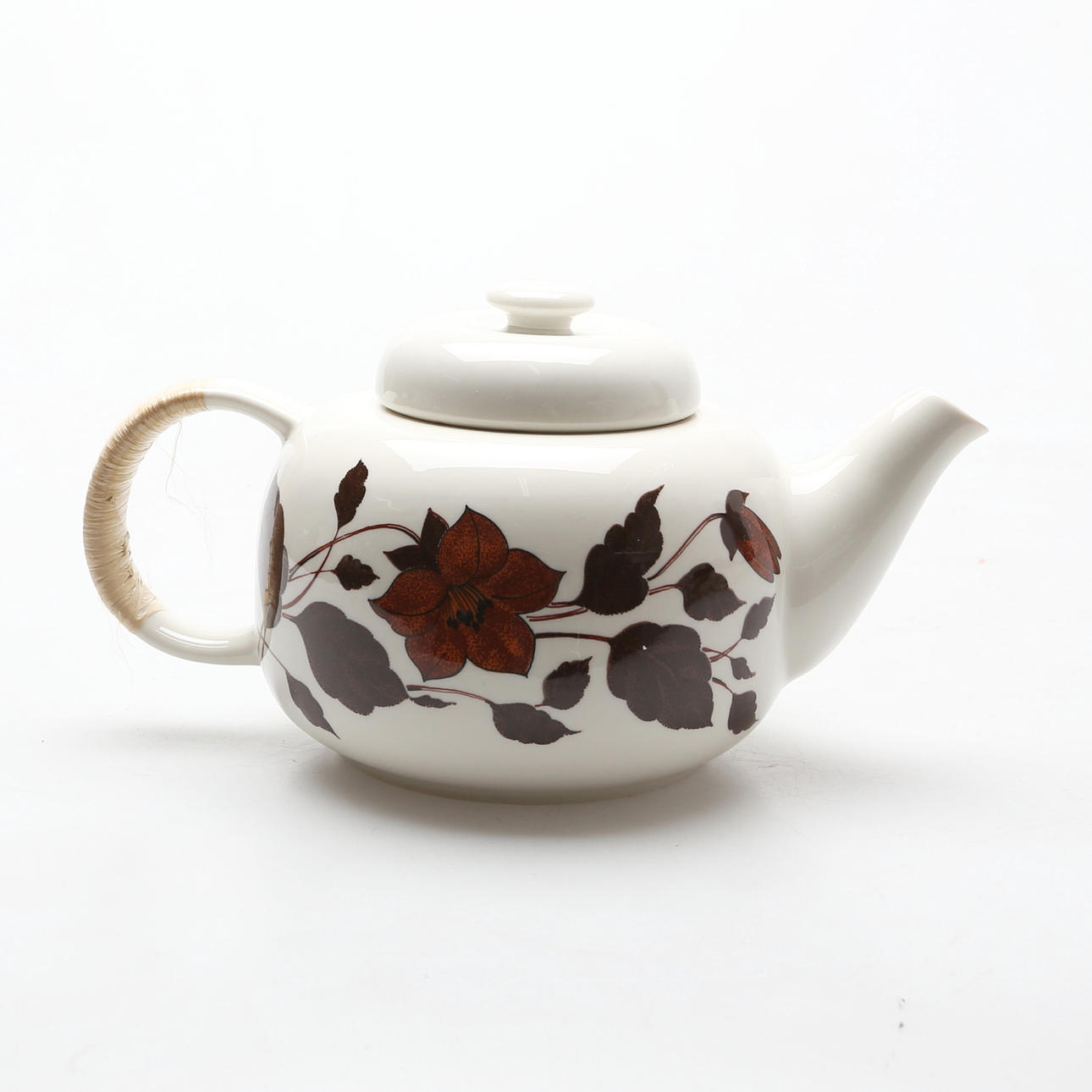 TEAPOT with cover and strainer, Arabia "Tea for two" 1900s.