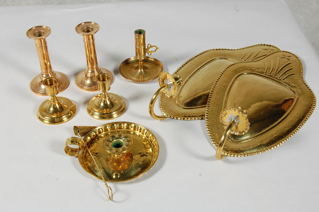 PARTI MÄSSING, MALM, 9 delar, ljusstakar, ljusplåtar mm.